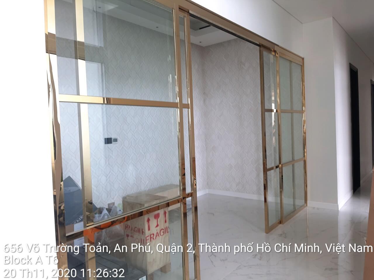 Mẫu vách kính khung inox mạ vàng được Savax door hoàn thiện Mẫu vách kính khung inox mạ vàng được Savax door hoàn thiện
