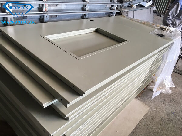 Cận cảnh xưởng đang gia công Cửa bệnh viện bằng inox có ô kính Cận cảnh xưởng đang gia công Cửa bệnh viện bằng inox có ô kính