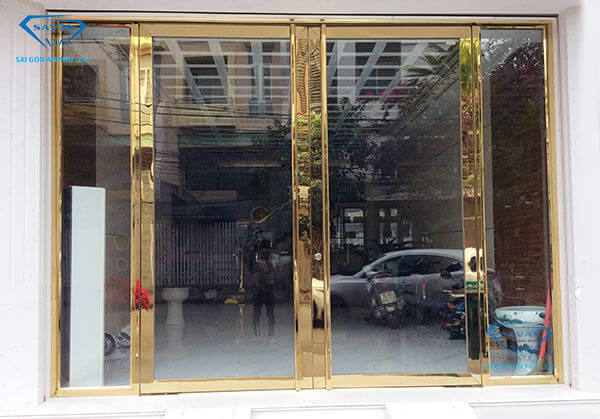 Mẫu cửa inox vàng đẹp tại Savax door Mẫu cửa inox vàng đẹp tại Savax door
