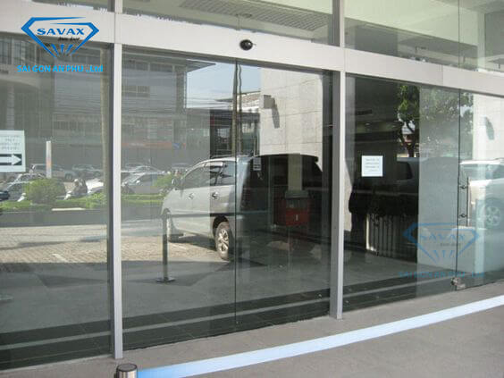 Mẫu cửa lùa tự động mặt kính khung inox đẹp Mẫu cửa lùa tự động mặt kính khung inox đẹp