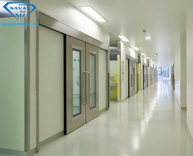 Những mẫu Cửa bệnh viện inox có ô kính để xem tình hình bên trong Những mẫu Cửa bệnh viện inox có ô kính để xem tình hình bên trong