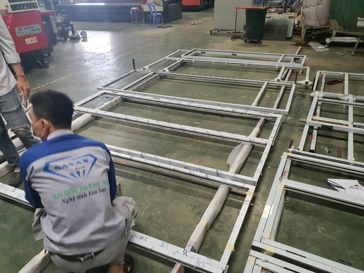 Công nhân Savax Door đang hoàn thiện phân khung inox trước khi lắp vận chuyển đến công trình Công nhân Savax Door đang hoàn thiện phân khung inox trước khi lắp vận chuyển đến công trình