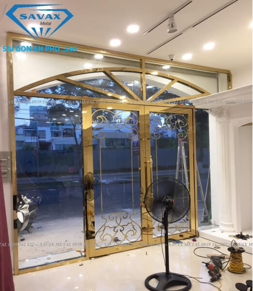Mẫu cửa kính khung inox mạ vàng PVD có dán các hoa văn cắt laser để trang trí Mẫu cửa kính khung inox mạ vàng PVD có dán các hoa văn cắt laser để trang trí
