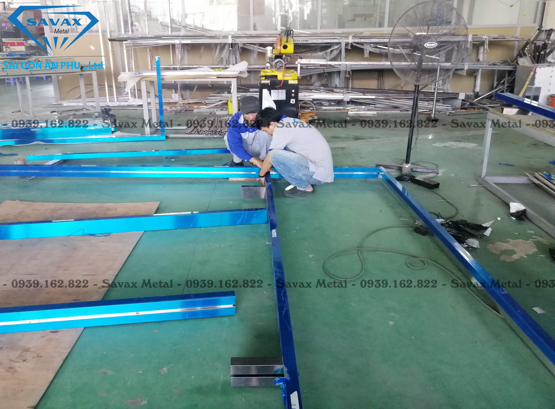 Công nhân Savax đang lắp ráp đố inox cho công trình Công nhân Savax đang lắp ráp đố inox cho công trình