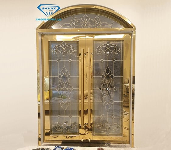 Mẫu cửa kết hợp với kính hoa đồng và khung inox mạ vàng PVD Mẫu cửa kết hợp với kính hoa đồng và khung inox mạ vàng PVD