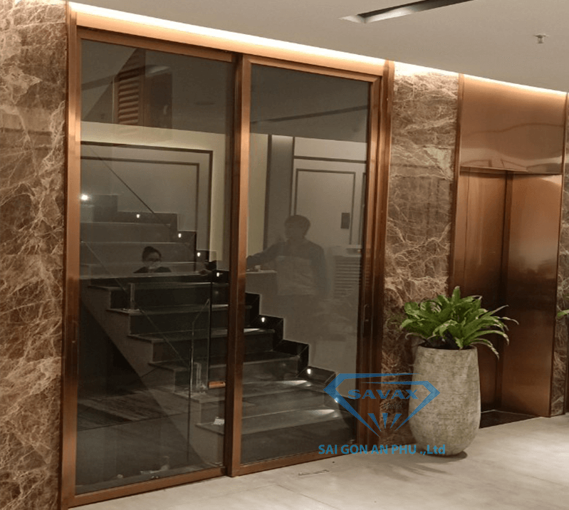 Mẫu cửa lùa inox mạ vàng hồng được nhiều khách hàng yêu thích Mẫu cửa lùa inox mạ vàng hồng được nhiều khách hàng yêu thích