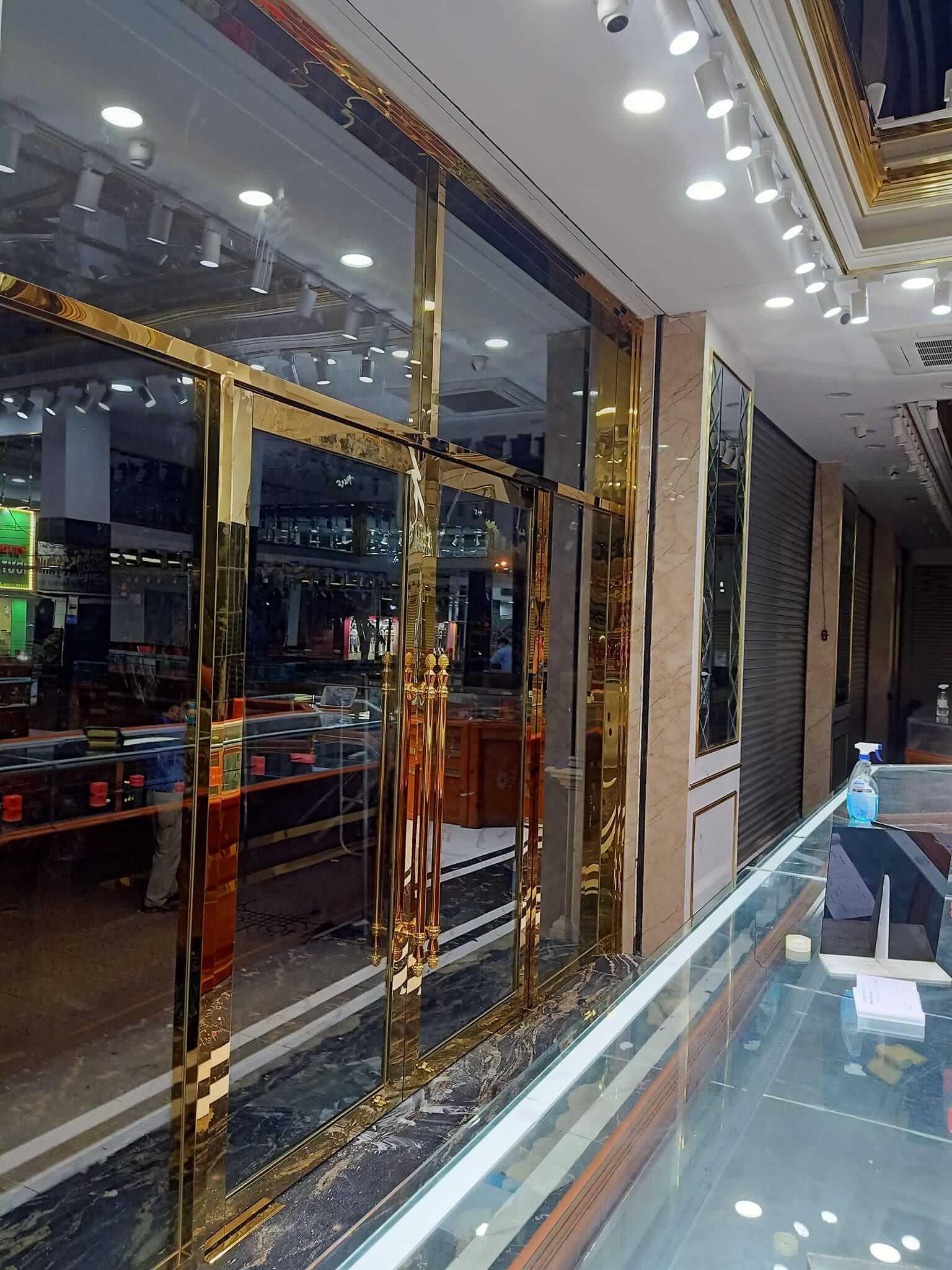 Nhờ có cửa mà không gian bên trong trở nên sang trọng, bắt mắt hơn Nhờ có cửa mà không gian bên trong trở nên sang trọng, bắt mắt hơn