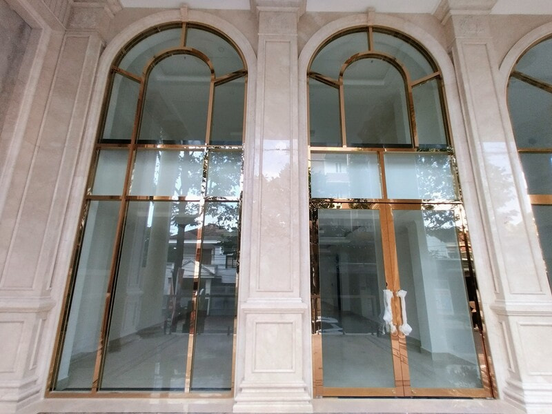 Mẫu cửa inox kính sang trọng tại Ánh Hoàng Kim được Savax Door thiết kế và thi công