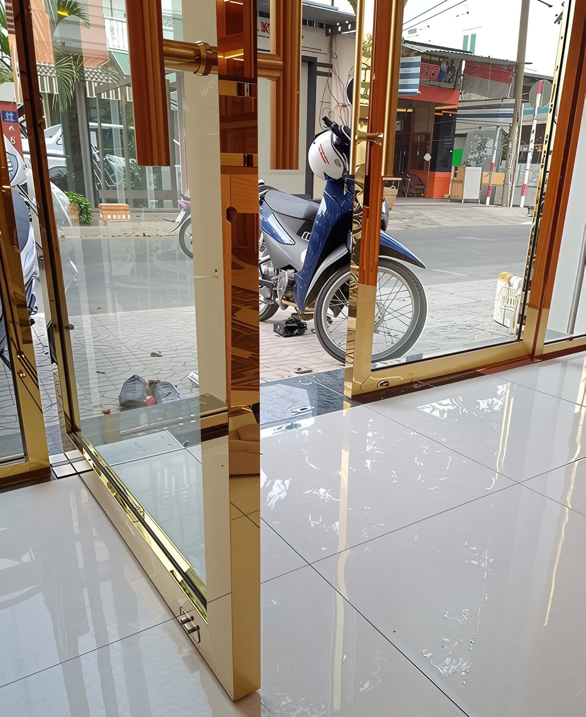 Cửa inox màu vàng