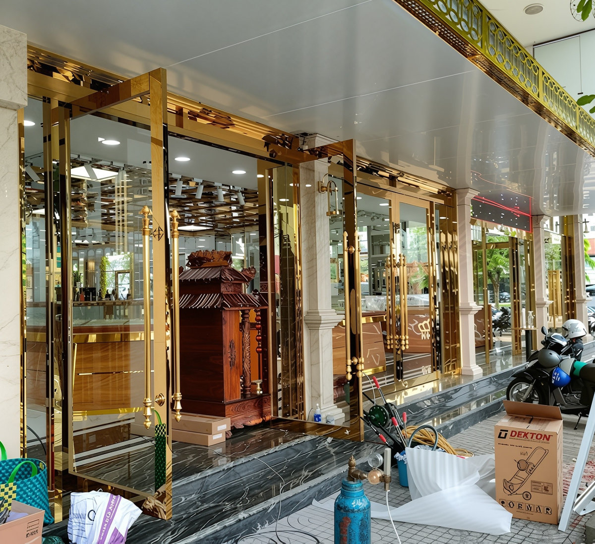 Cửa inox vàng gương