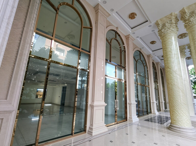 Cửa kính inox mạ vàng
