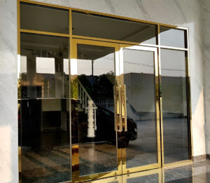 Cua kinh inox vang