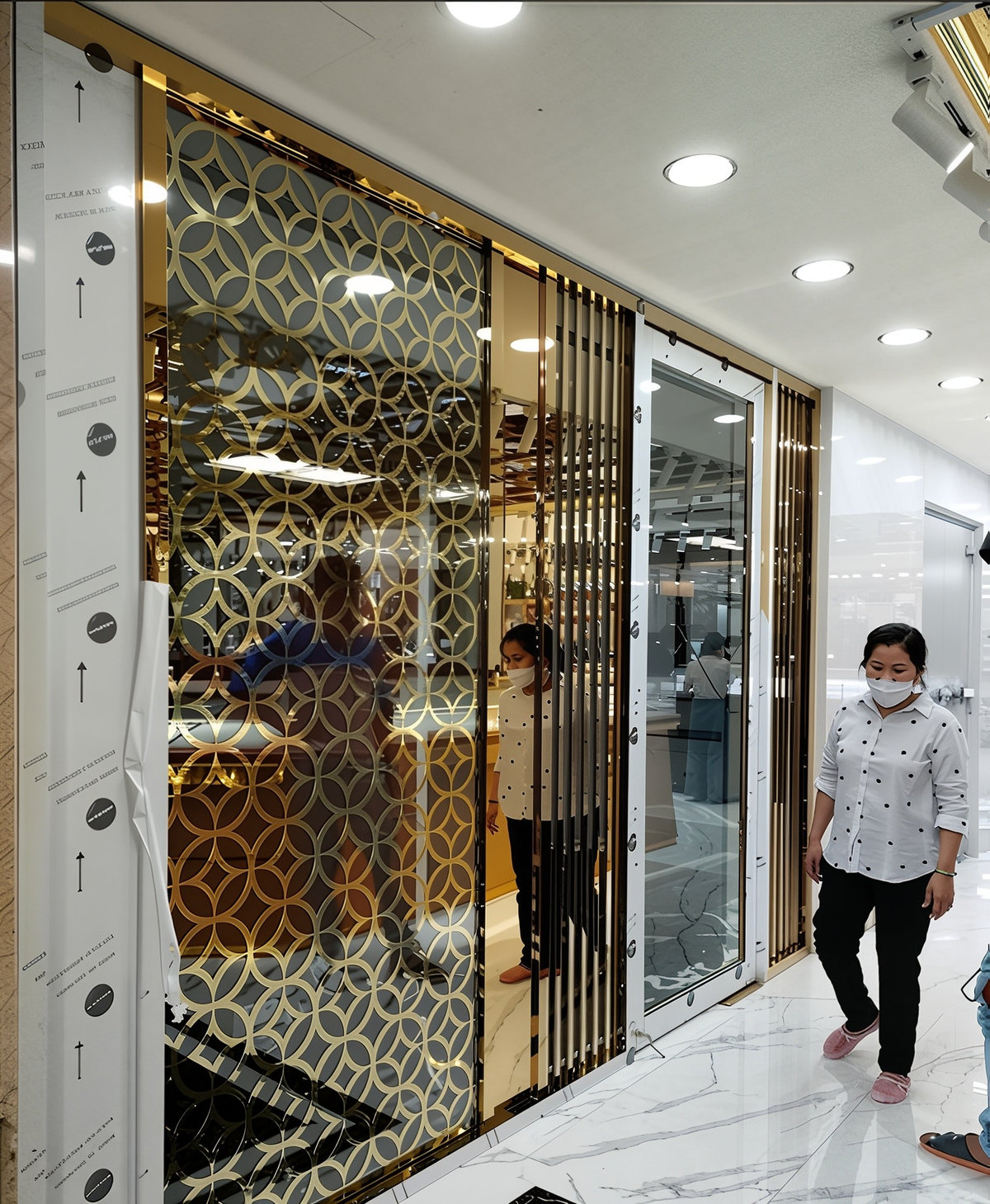 Cửa kính khung inox mạ vàng