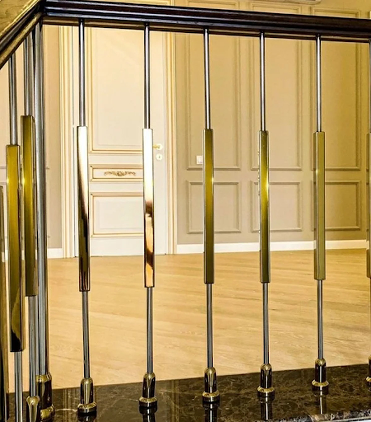 Lan can inox mạ vàng họa tiết cổ điển