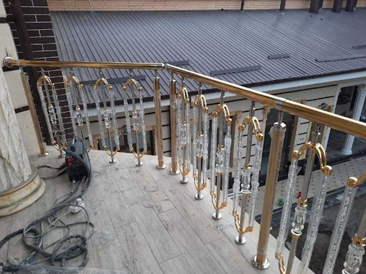 Lan can inox mạ vàng họa tiết sang trọng