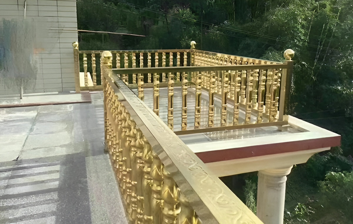 Lưu ý lắp đặt lan can inox mạ vàng