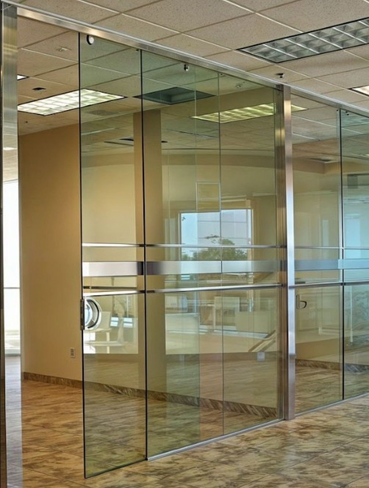 Mẫu cửa kính biệt thự