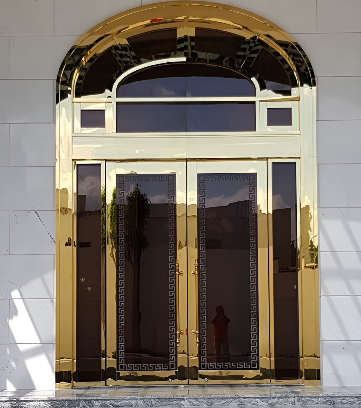 Mẫu cửa kính inox mạ vàng cao cấp