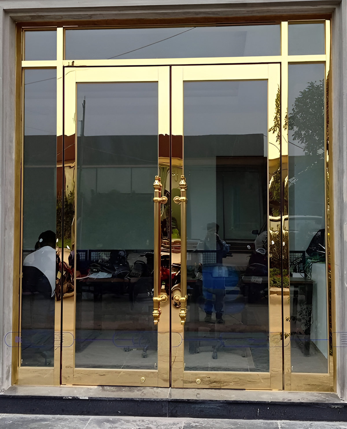 Mẫu cửa kính inox mạ vàng hiện đại