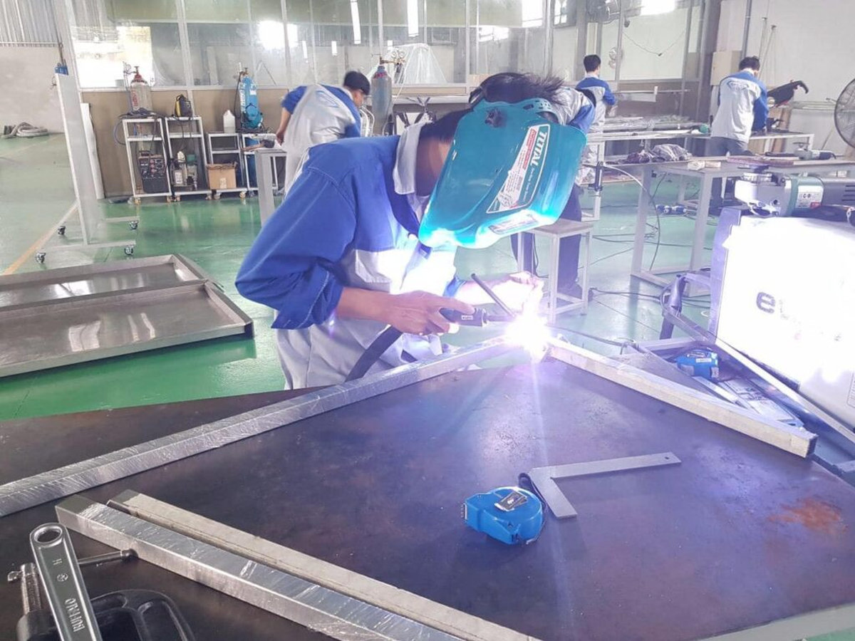 Quy trình thi công cửa inox giả gỗ