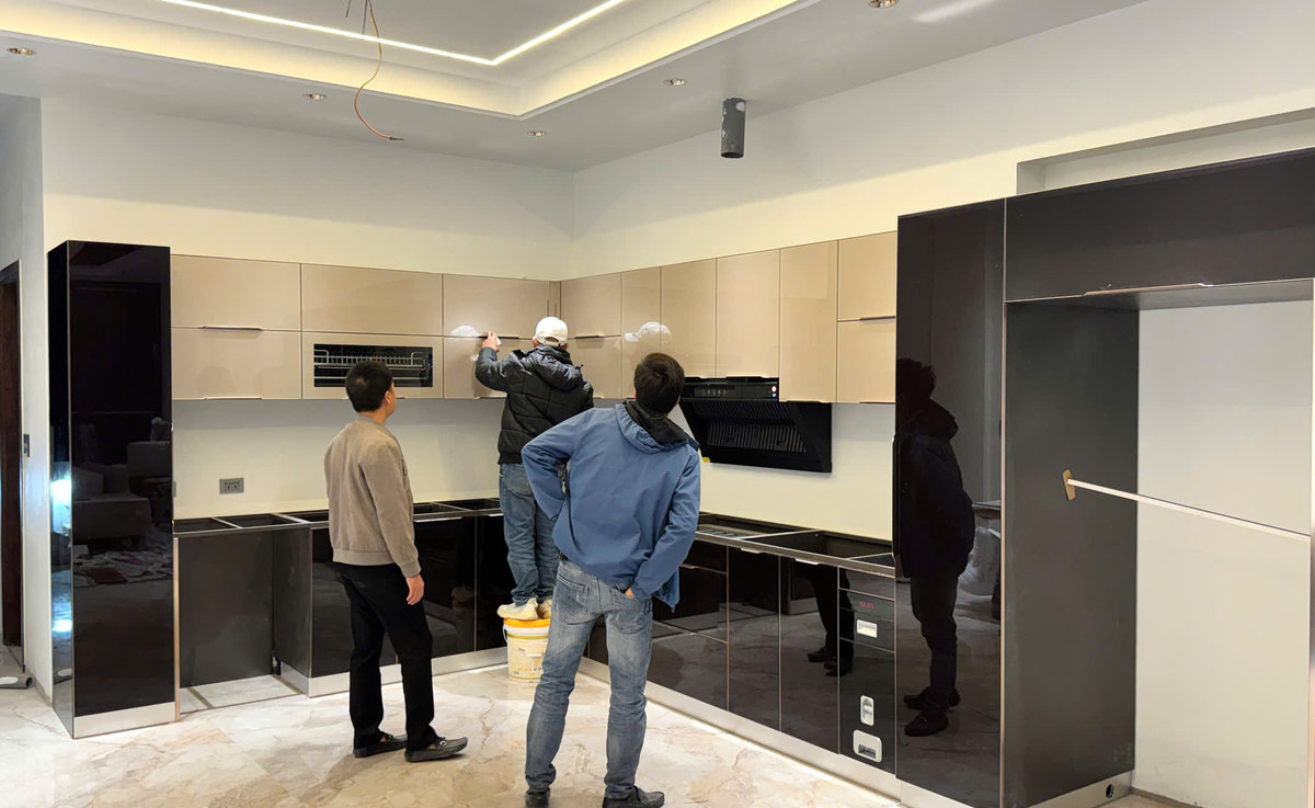 Thi công tủ bếp inox kính cường lực