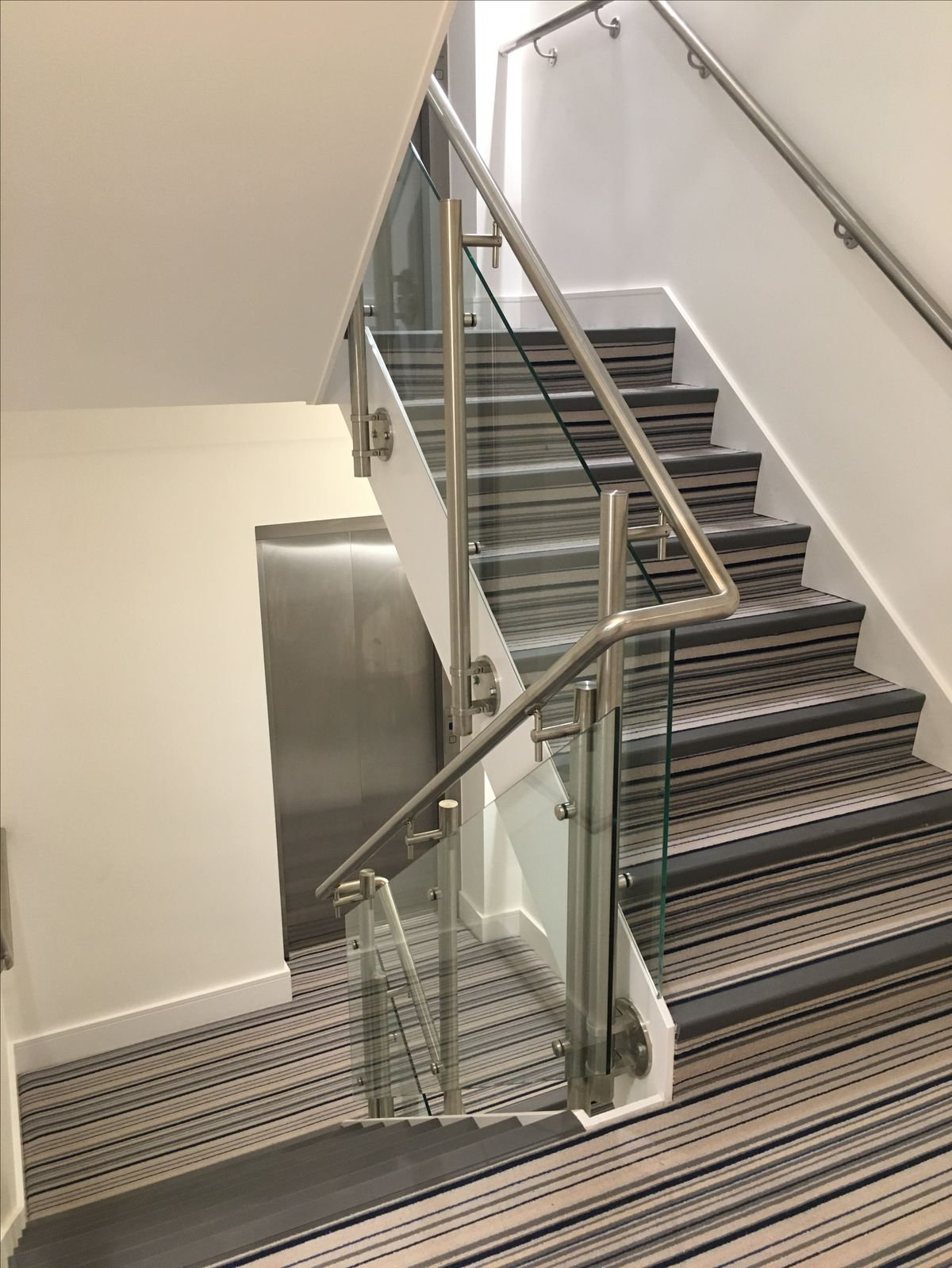 Cầu thang kính inox vàng