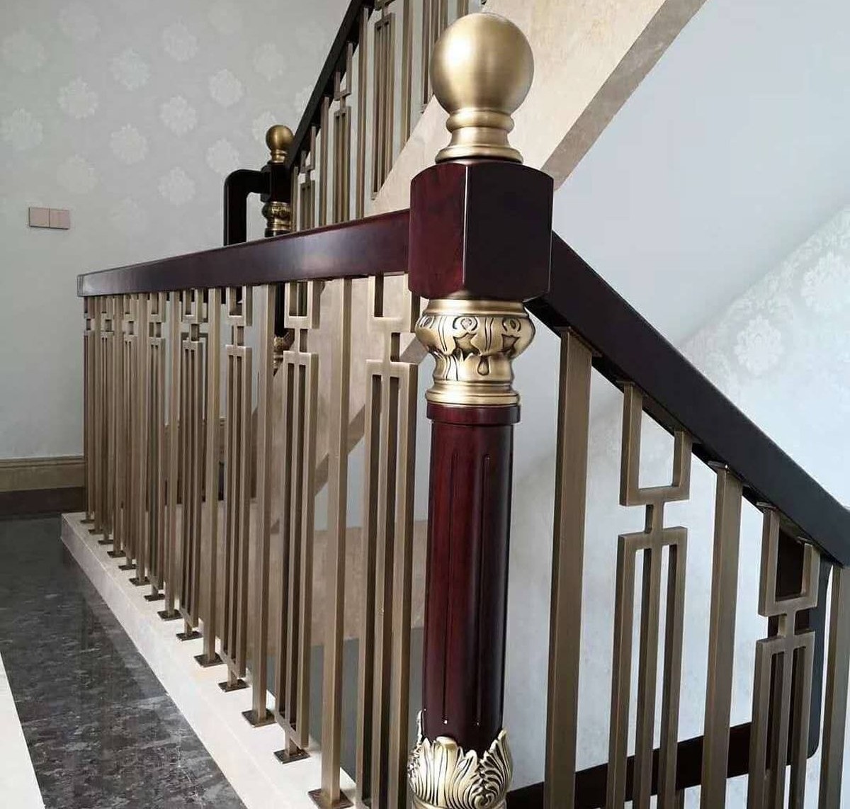 Địa chỉ lắp đặt trụ cầu thang inox ốp gỗ chất lượng