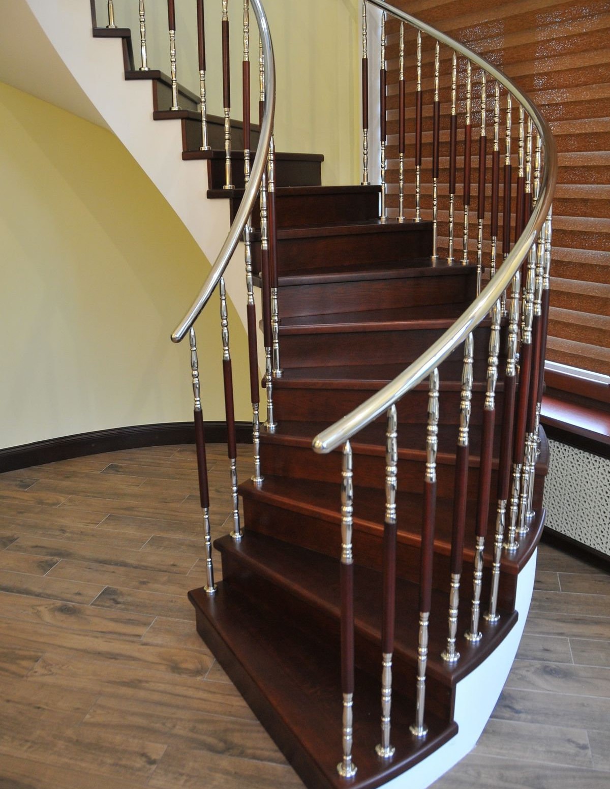 Địa chỉ lắp đặt trụ cầu thang inox ốp gỗ giá tốt