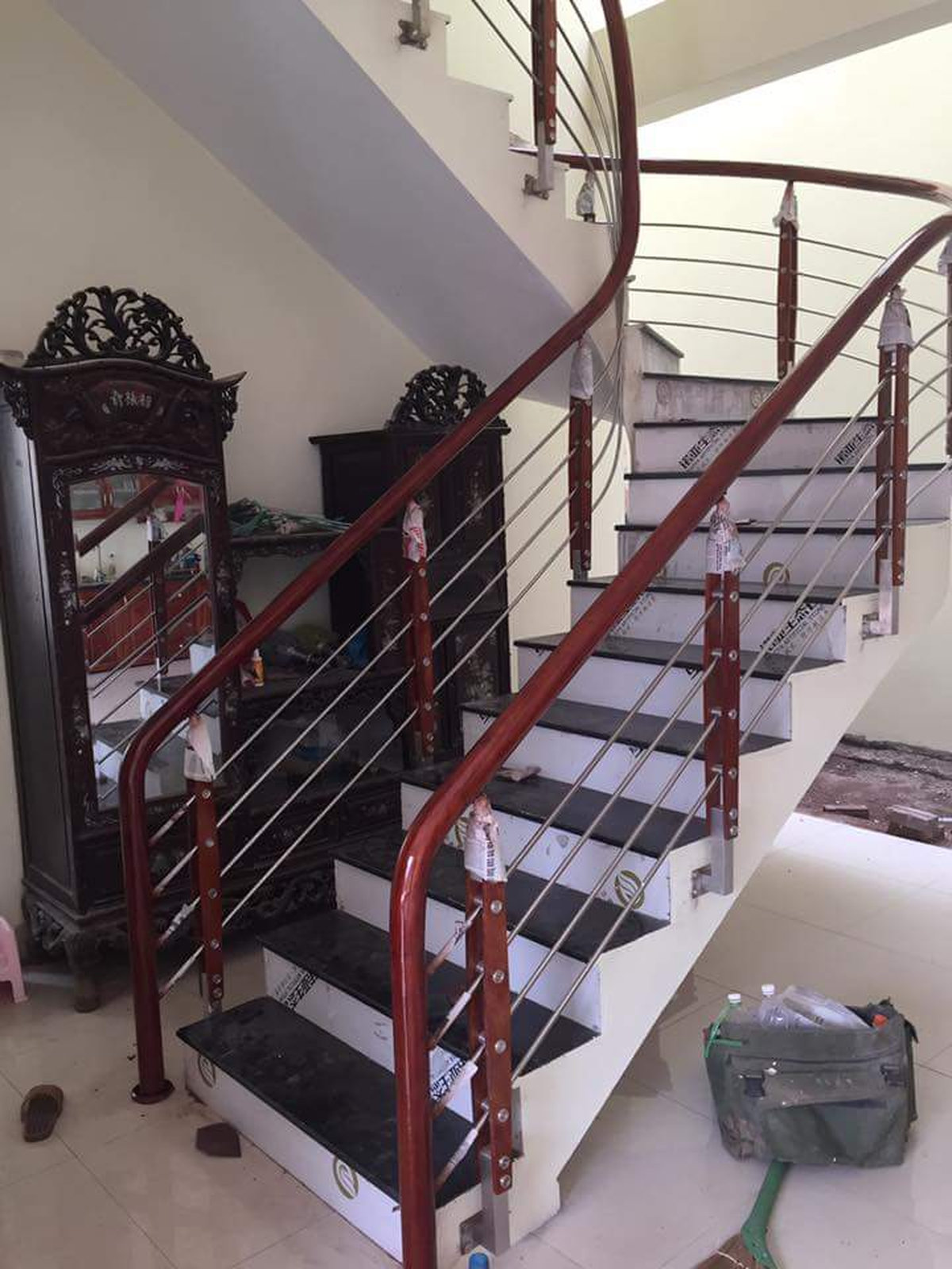 Lan can cầu thang inox tay vịn gỗ uy tín