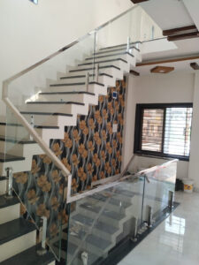 Cau thang kinh inox