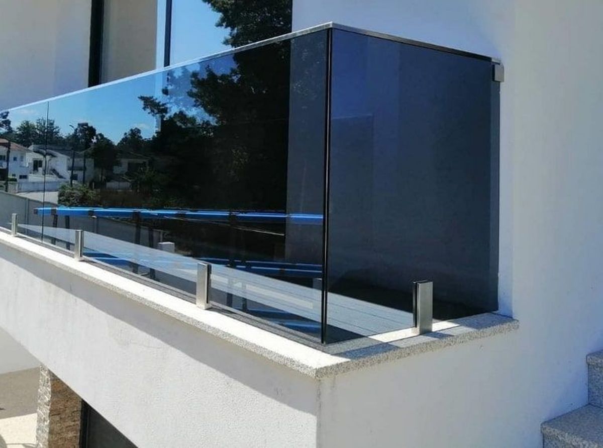 Mẫu lan can inox kính cường lực đen