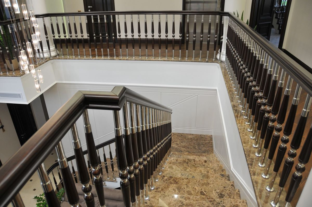 Trụ cầu thang inox ốp gỗ đẹp