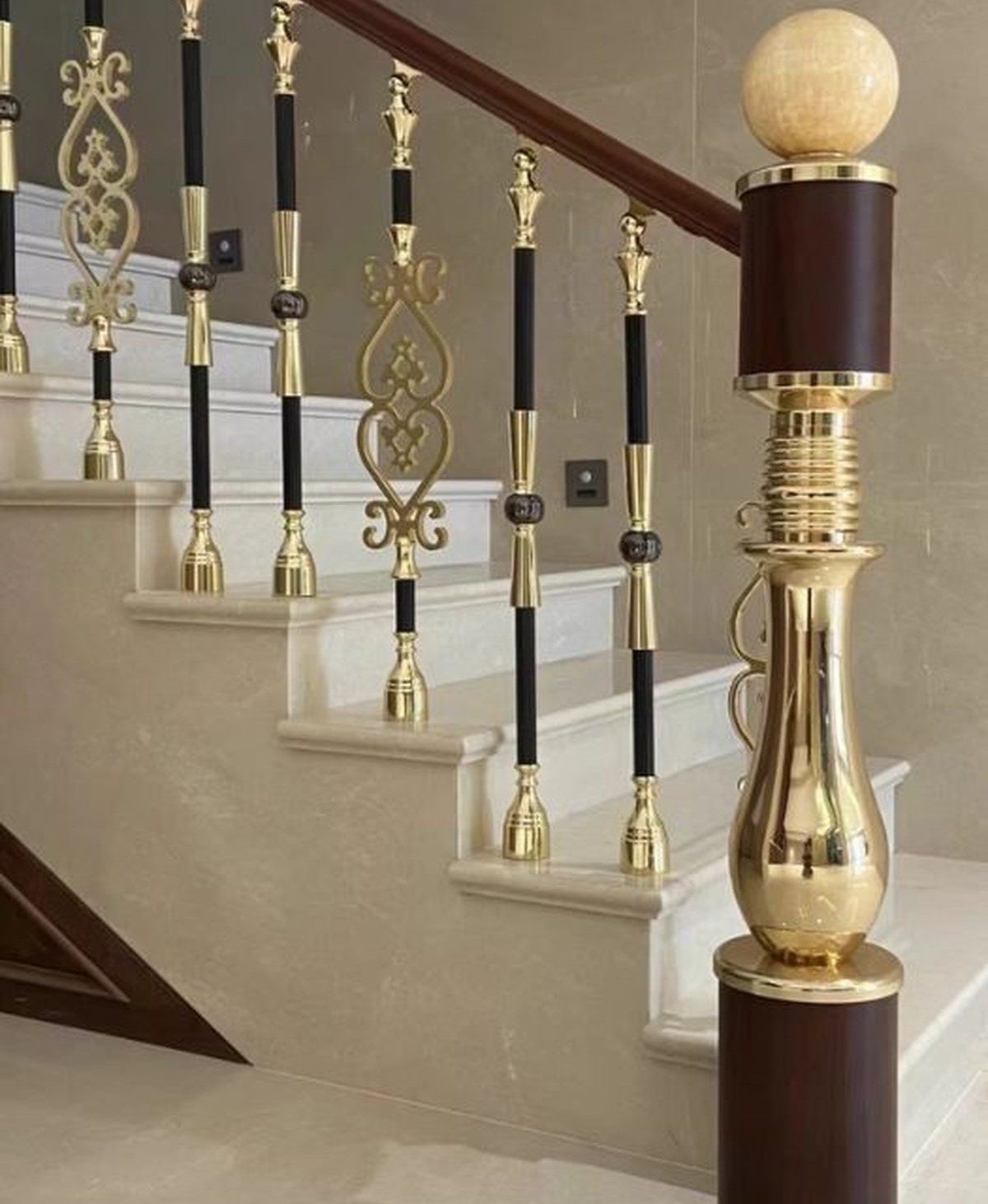 Trụ cầu thang inox ốp gỗ giá rẻ