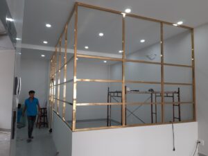vach kinh khung inox