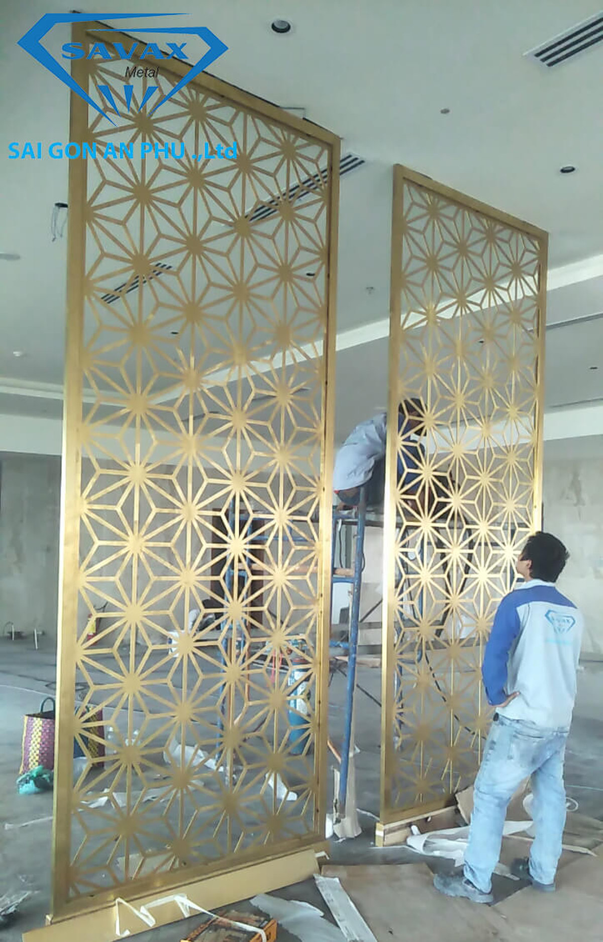 Vách ngăn CNC inox mạ vàng