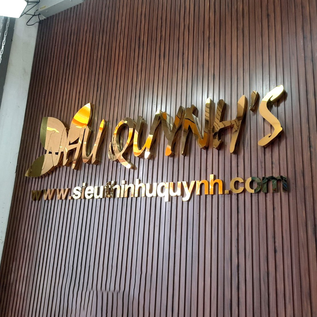 Biển inox vàng gương