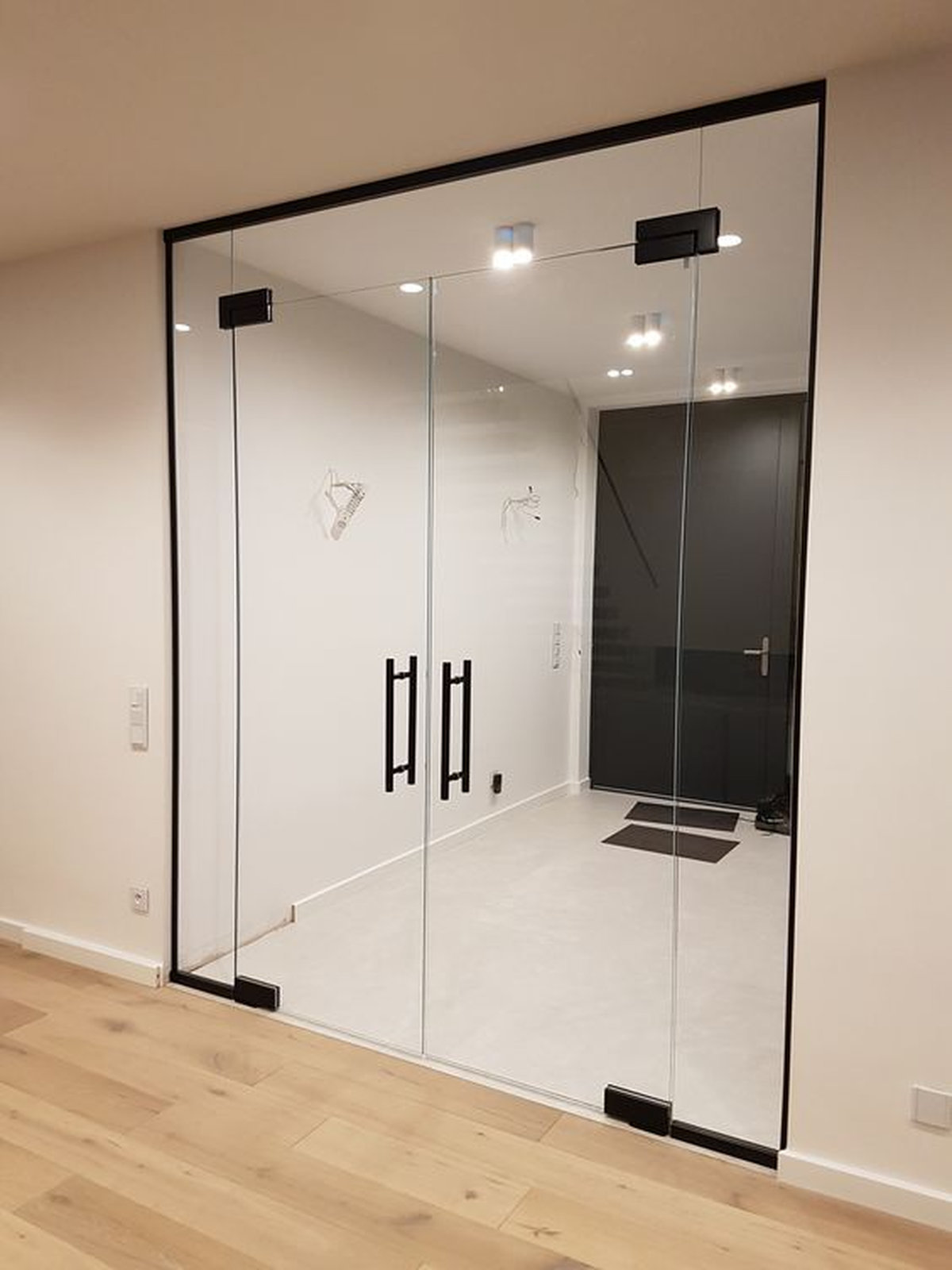 cửa kính bản lề sàn 2 cánh sang trọng