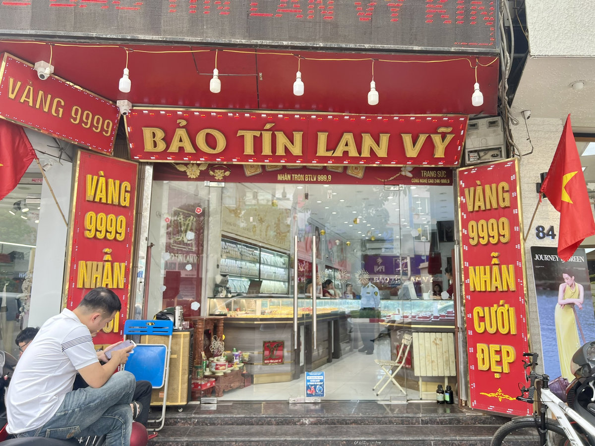 cửa bản lề sàn an toàn sang trọng