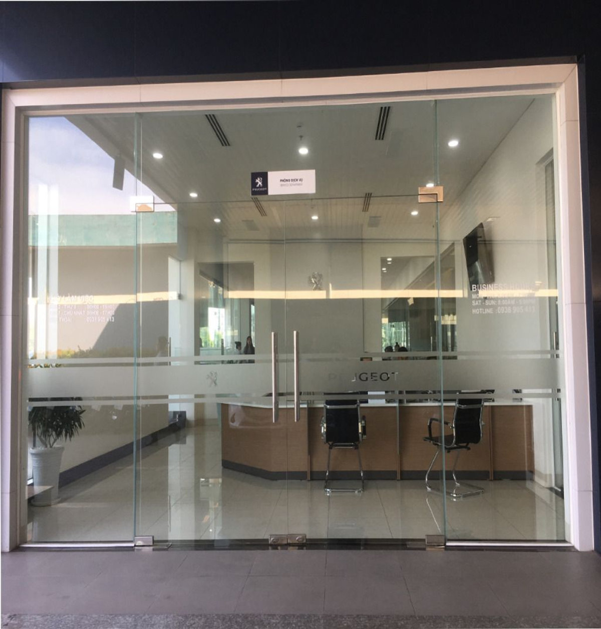 cửa bản lề sàn cho văn phòng hiện đại