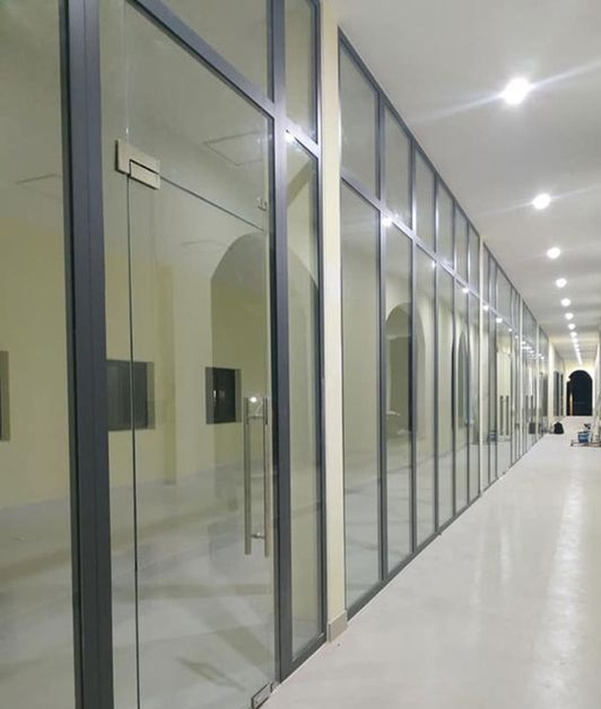 cửa bản lề sàn hiện đại