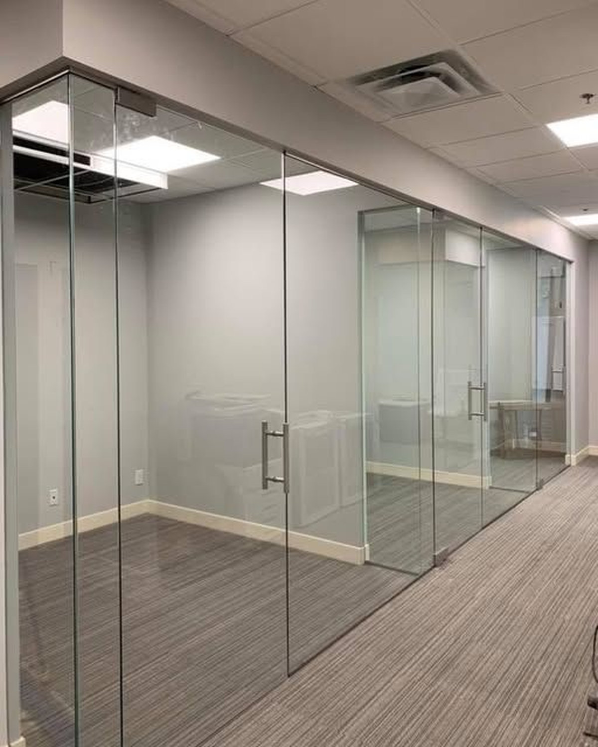 cửa bản lề sàn sang trọng