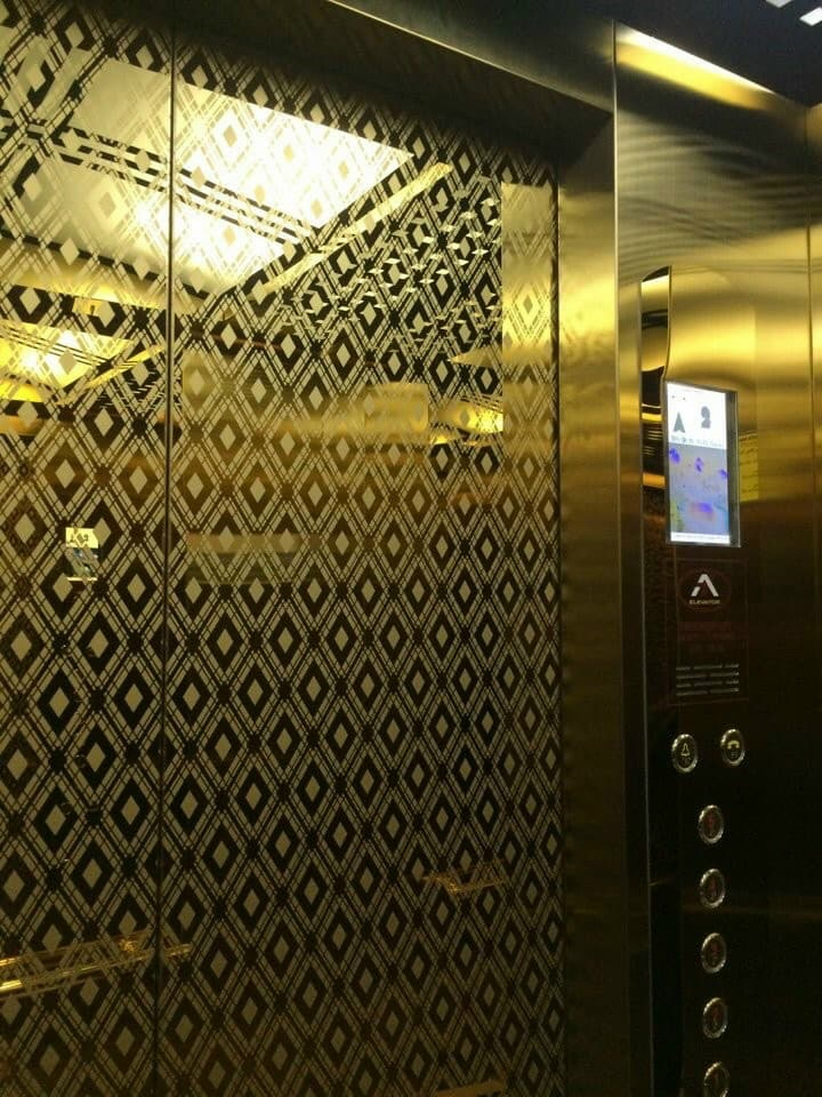 Địa chỉ thi công inox vàng