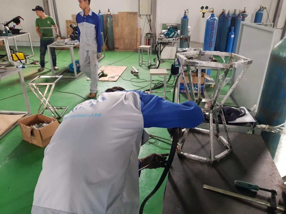 nên làm lan can sắt hay là inox