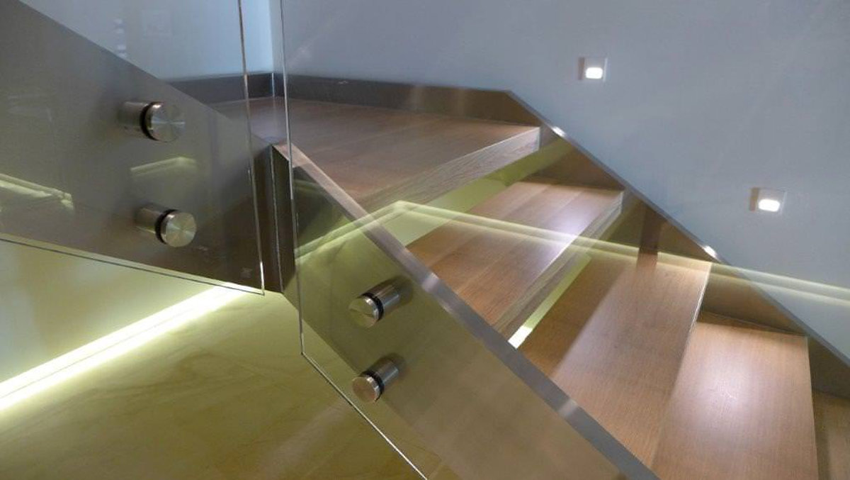 Thiết kế cầu thang bằng inox cao cấp nhất