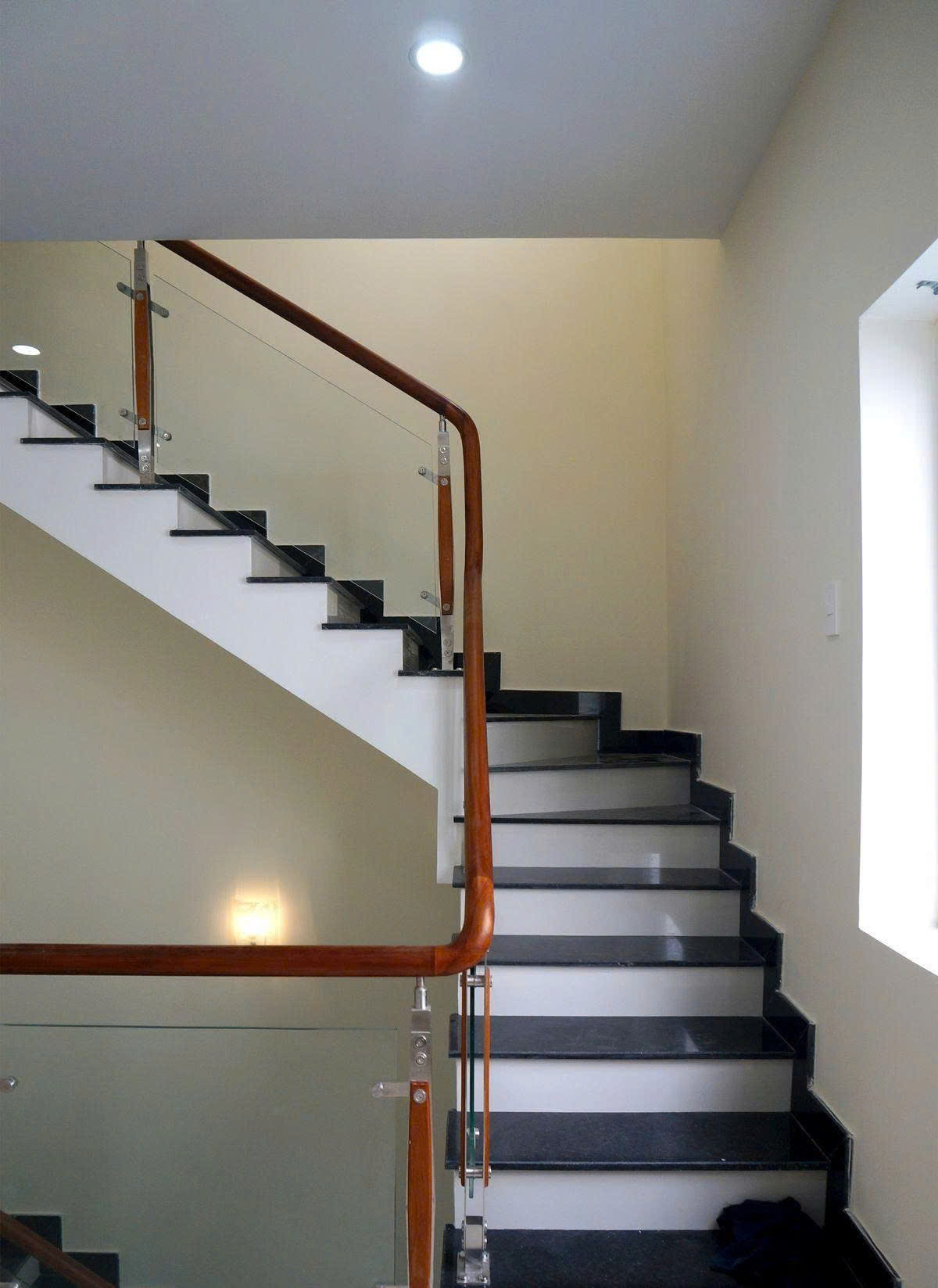 Trụ cầu thang inox cao đẹp