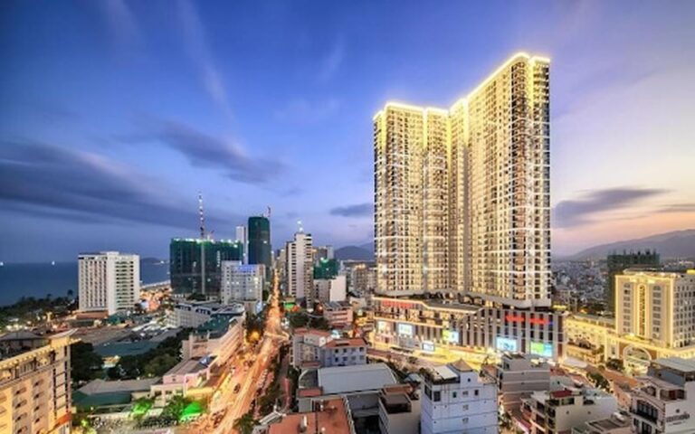 vach kinh inox vinpearl nha trang