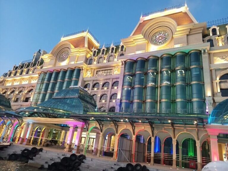 vach kinh inox vinpearl nha trang