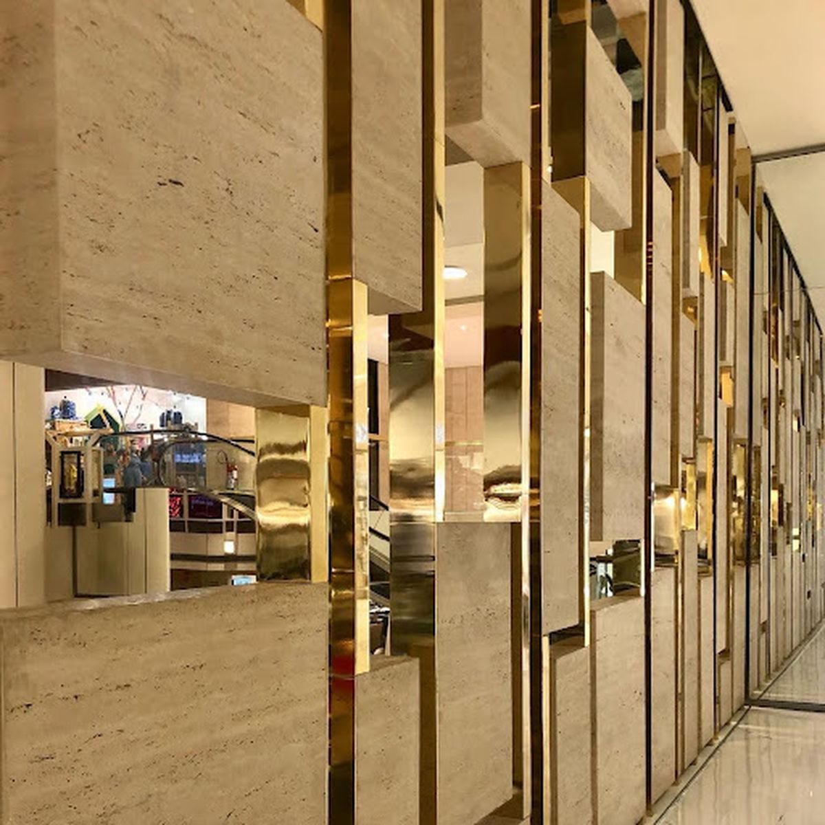 Ốp tường inox mạ vàng tạo điểm nhấn sang trọng cho không gian